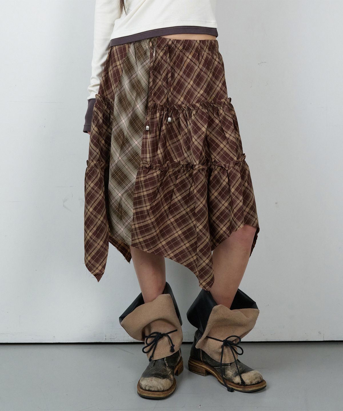 더바이닐하우스(THEVINYLHOUSE) UNBALANCE LAYERED CHECK SKIRT (W) BROWN