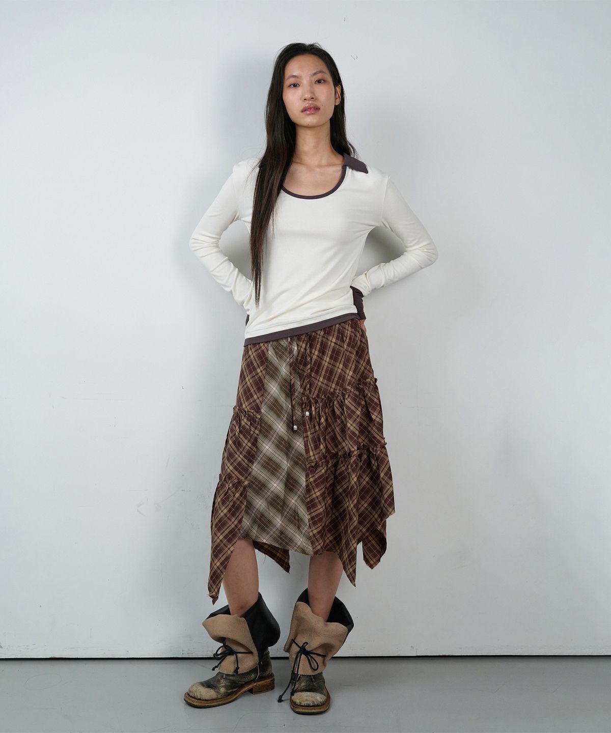 더바이닐하우스(THEVINYLHOUSE) UNBALANCE LAYERED CHECK SKIRT (W) BROWN