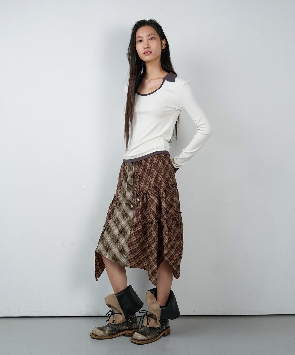 더바이닐하우스(THEVINYLHOUSE) UNBALANCE LAYERED CHECK SKIRT (W) BROWN