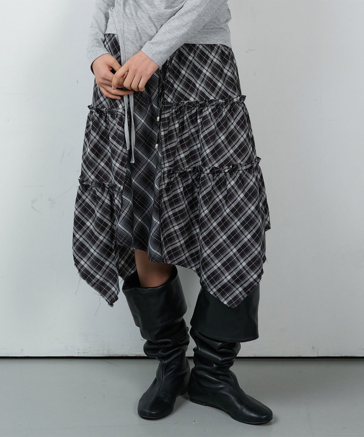 더바이닐하우스(THEVINYLHOUSE) UNBALANCE LAYERED CHECK SKIRT (W) BLACK