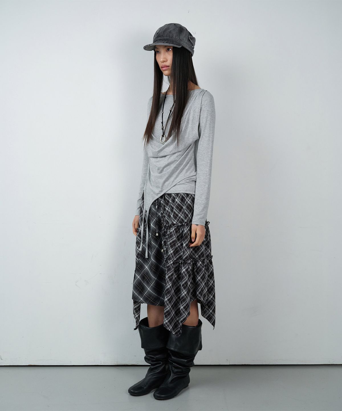 더바이닐하우스(THEVINYLHOUSE) UNBALANCE LAYERED CHECK SKIRT (W) BLACK