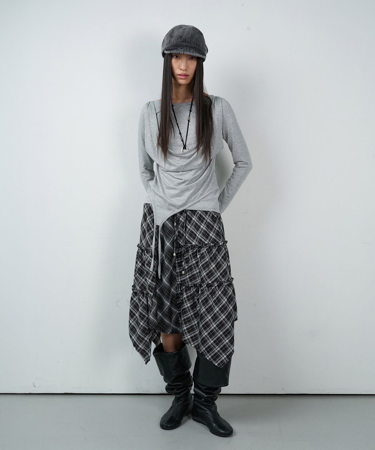 더바이닐하우스(THEVINYLHOUSE) UNBALANCE LAYERED CHECK SKIRT (W) BLACK