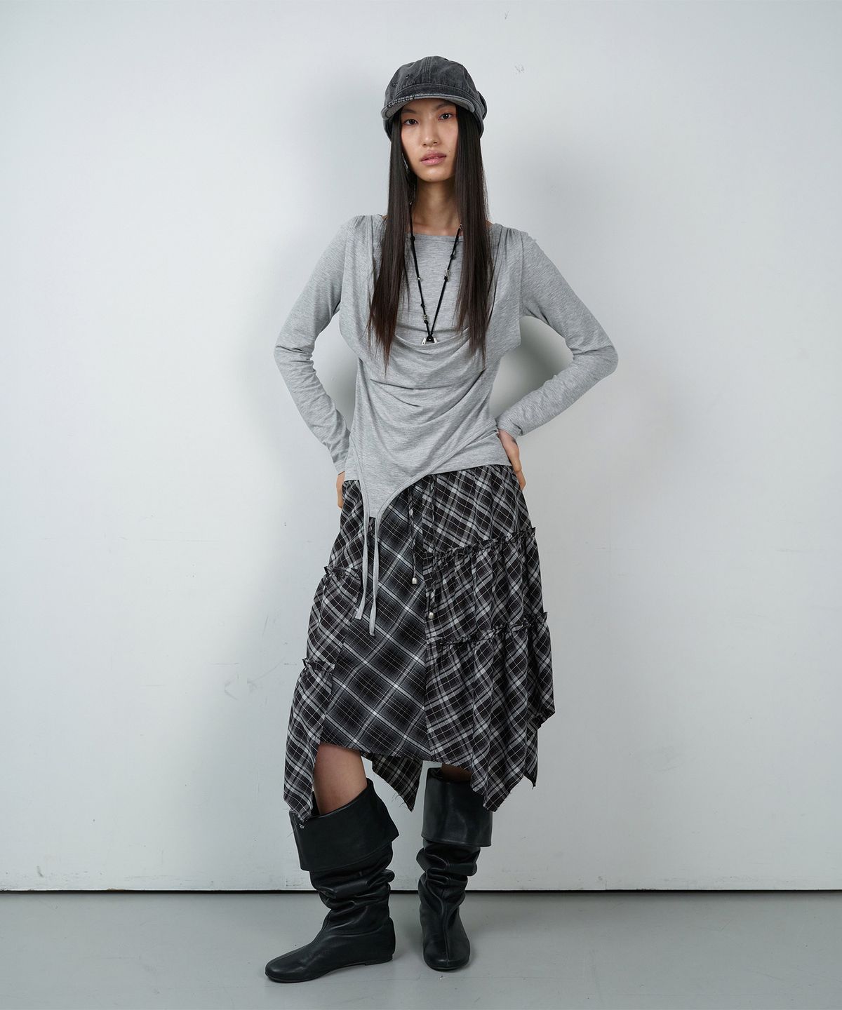 더바이닐하우스(THEVINYLHOUSE) UNBALANCE LAYERED CHECK SKIRT (W) BLACK