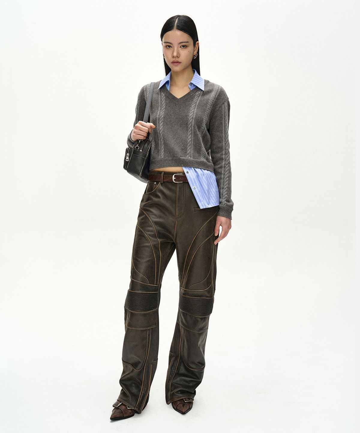 앤더슨벨(ADSB ANDERSSON BELL) SHIRT INSERT V-NECK SWEATER (GREY/BLUE)