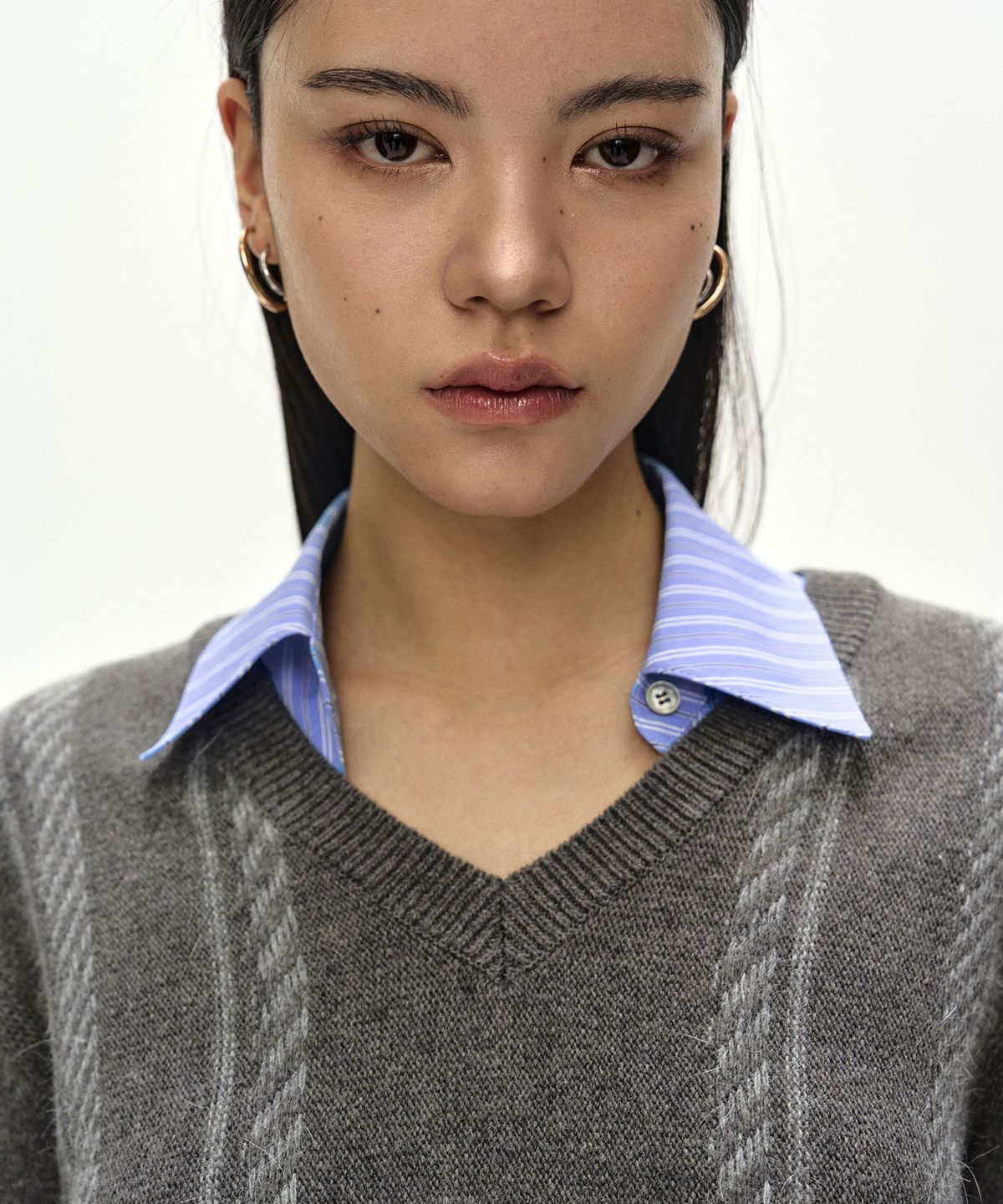 앤더슨벨(ADSB ANDERSSON BELL) SHIRT INSERT V-NECK SWEATER (GREY/BLUE)