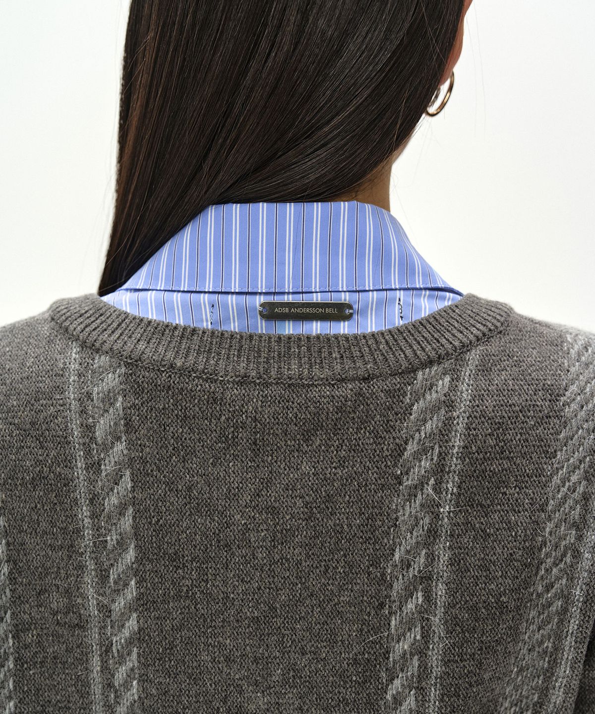 앤더슨벨(ADSB ANDERSSON BELL) SHIRT INSERT V-NECK SWEATER (GREY/BLUE)