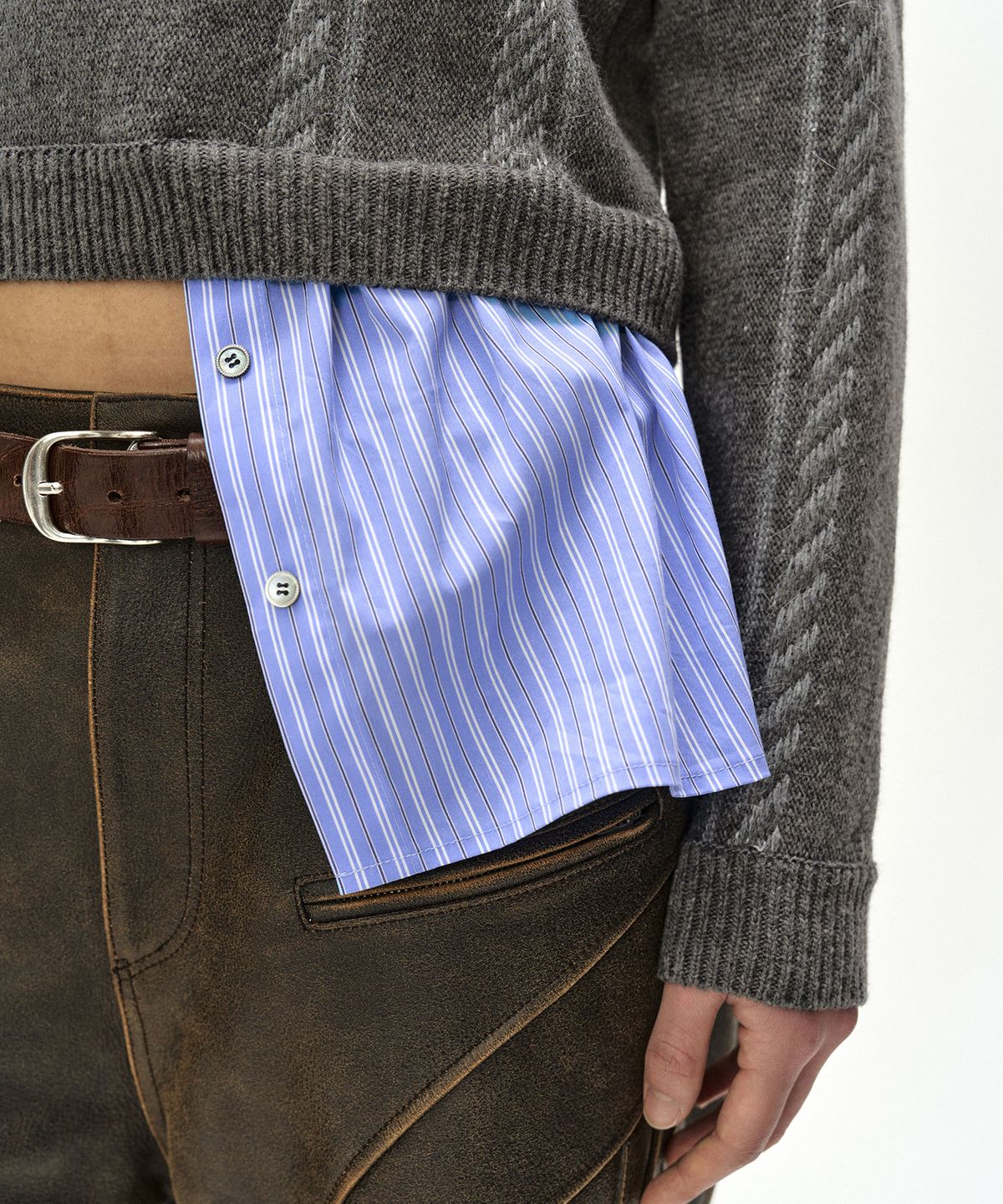 앤더슨벨(ADSB ANDERSSON BELL) SHIRT INSERT V-NECK SWEATER (GREY/BLUE)
