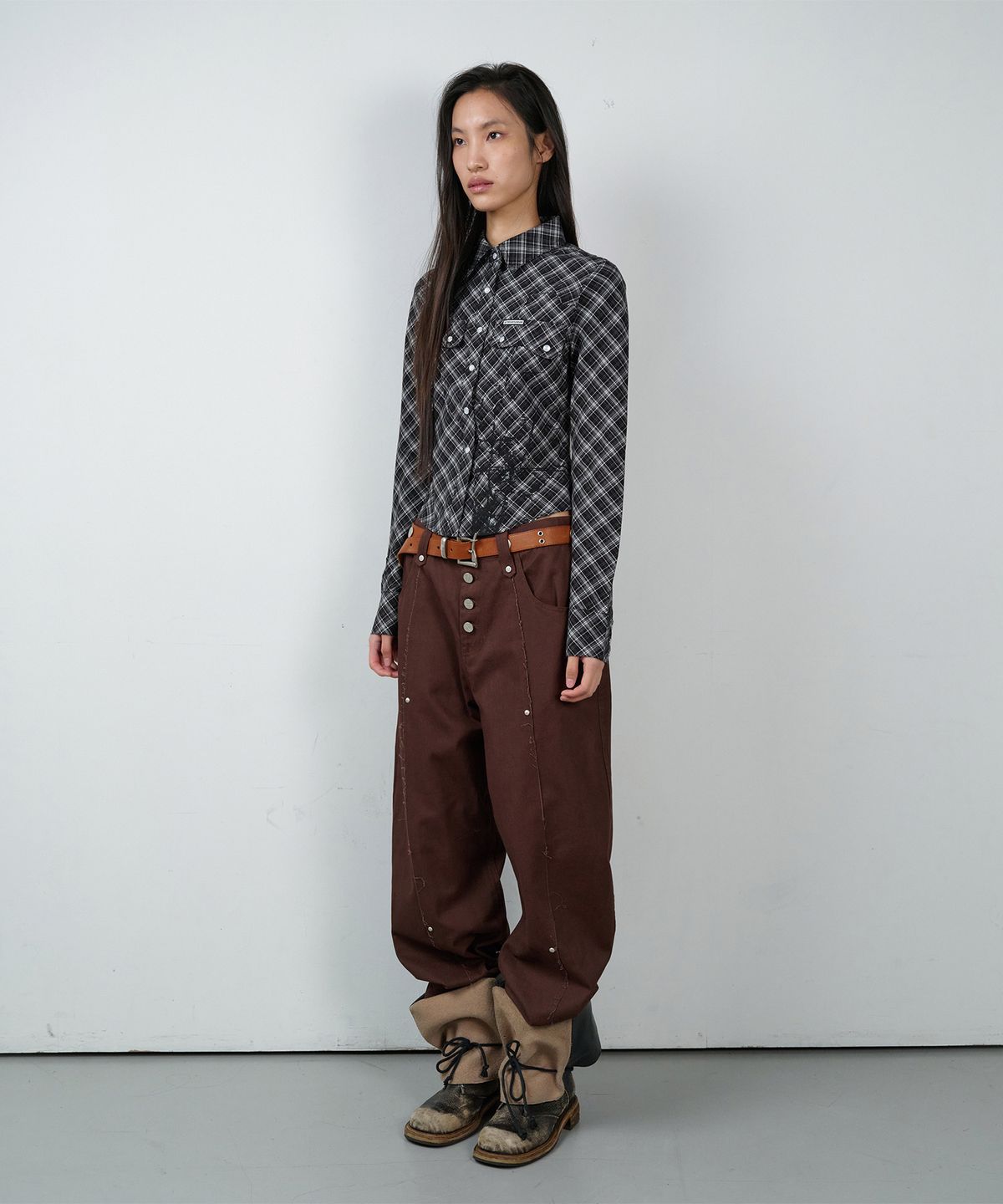더바이닐하우스(THEVINYLHOUSE) PAINTING CROP CHECK SHIRTS(W) BLACK
