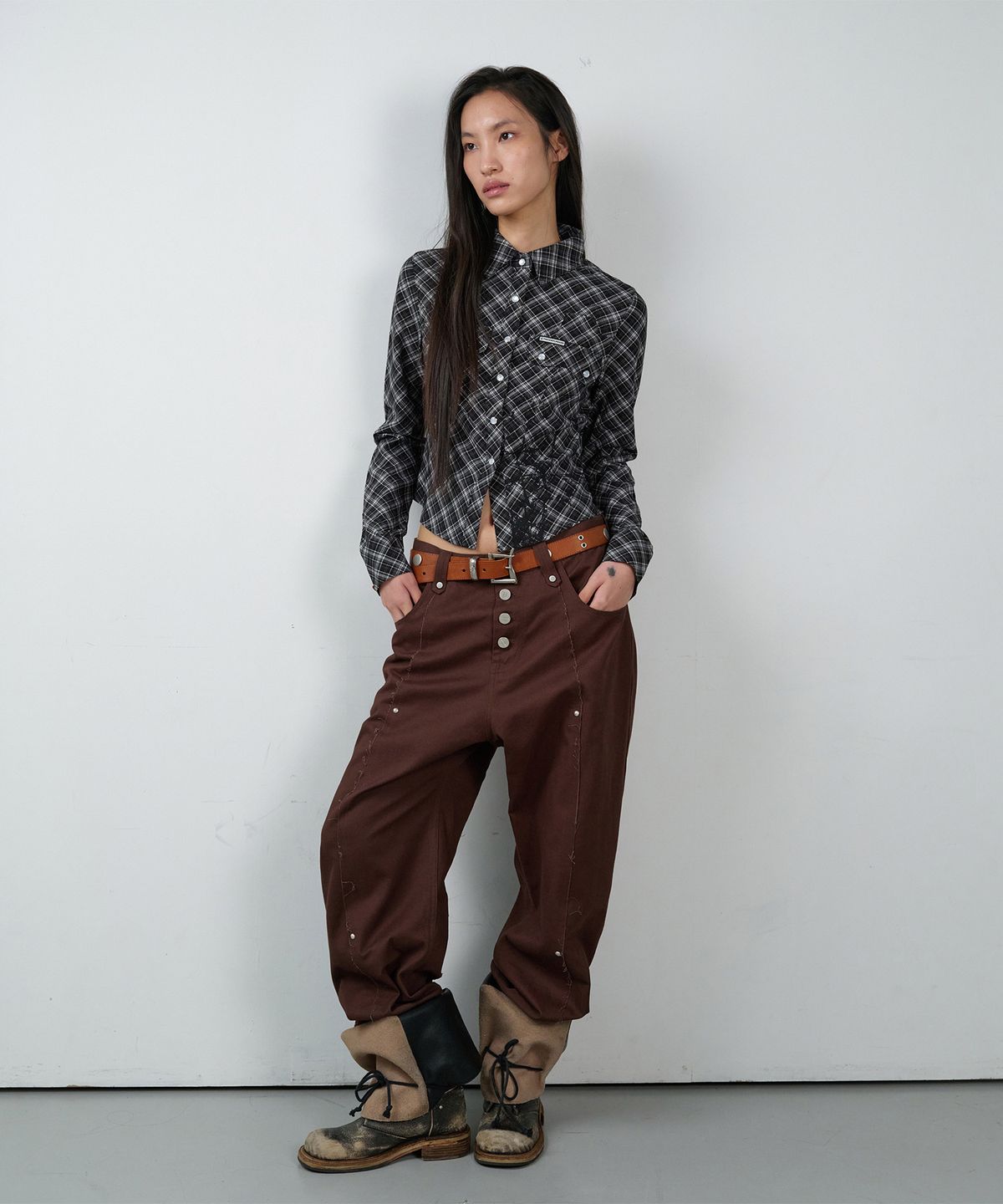 더바이닐하우스(THEVINYLHOUSE) PAINTING CROP CHECK SHIRTS(W) BLACK