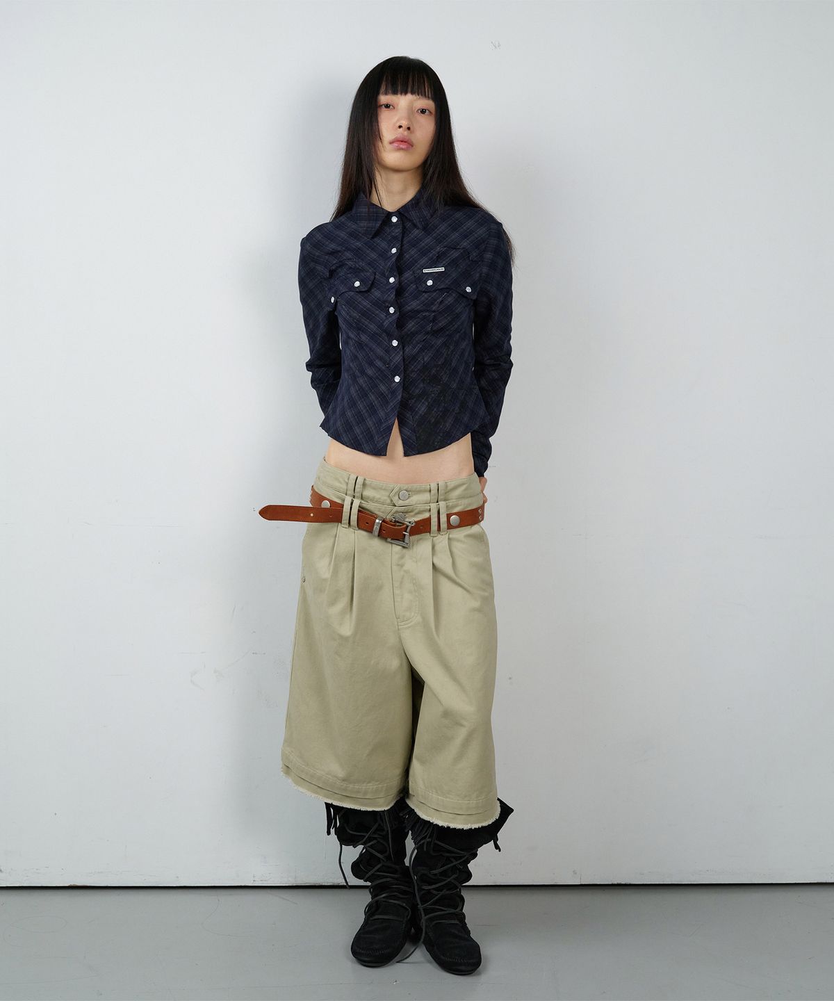 더바이닐하우스(THEVINYLHOUSE) PAINTING CROP CHECK SHIRTS(W) NAVY