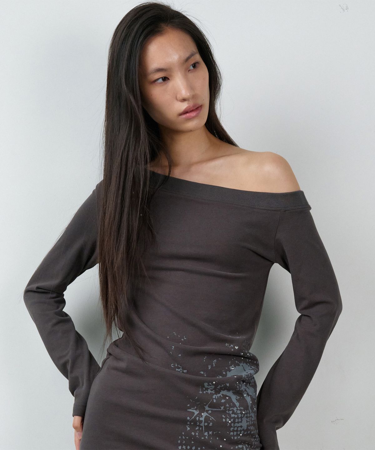 더바이닐하우스(THEVINYLHOUSE) OFF SHOULDER ONE-PIECE(W) CHARCOAL
