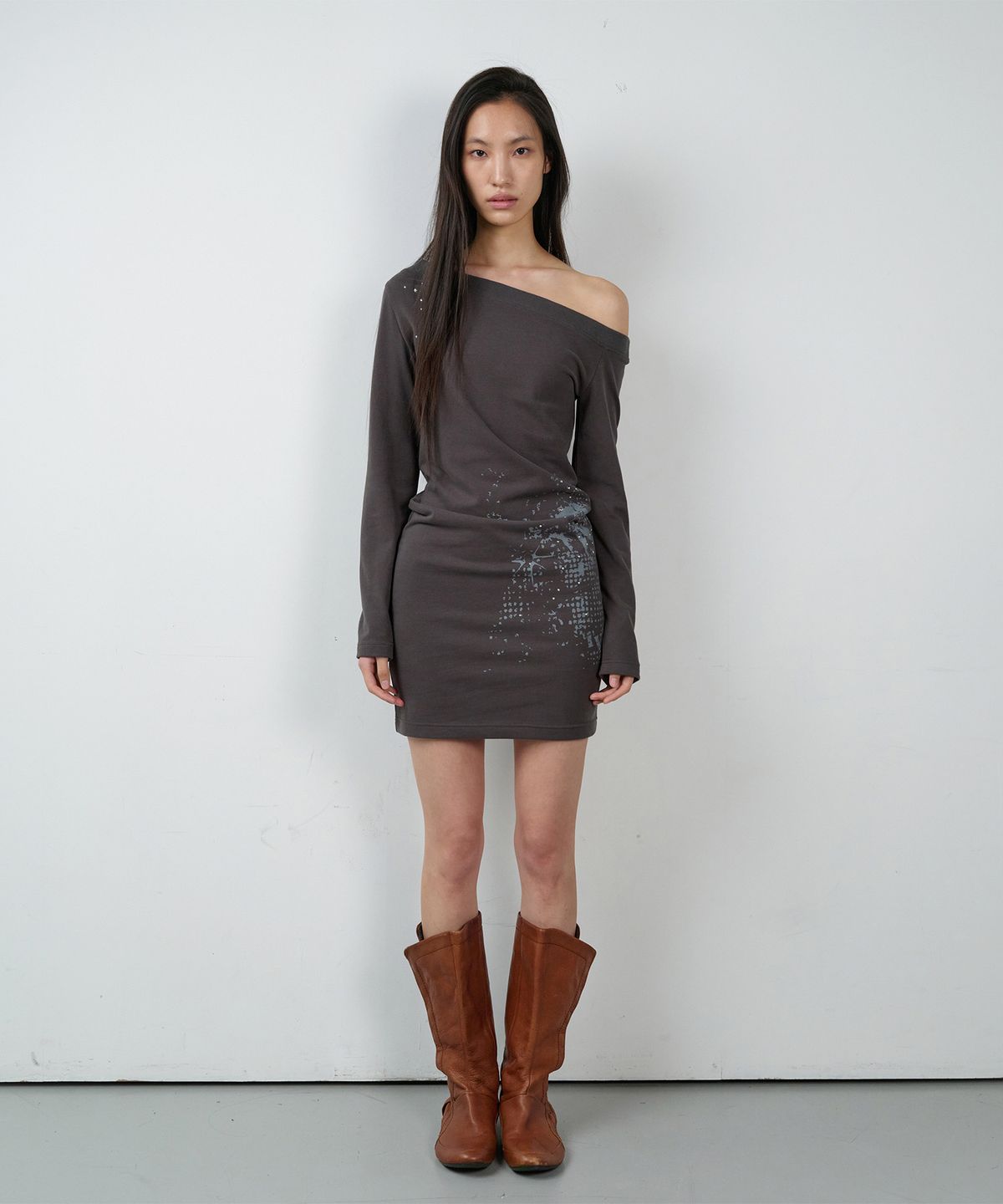 더바이닐하우스(THEVINYLHOUSE) OFF SHOULDER ONE-PIECE(W) CHARCOAL
