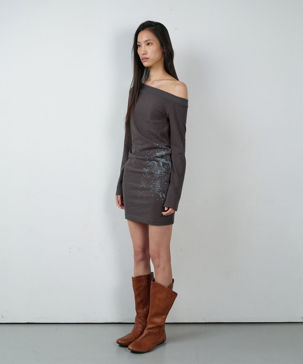 더바이닐하우스(THEVINYLHOUSE) OFF SHOULDER ONE-PIECE(W) CHARCOAL