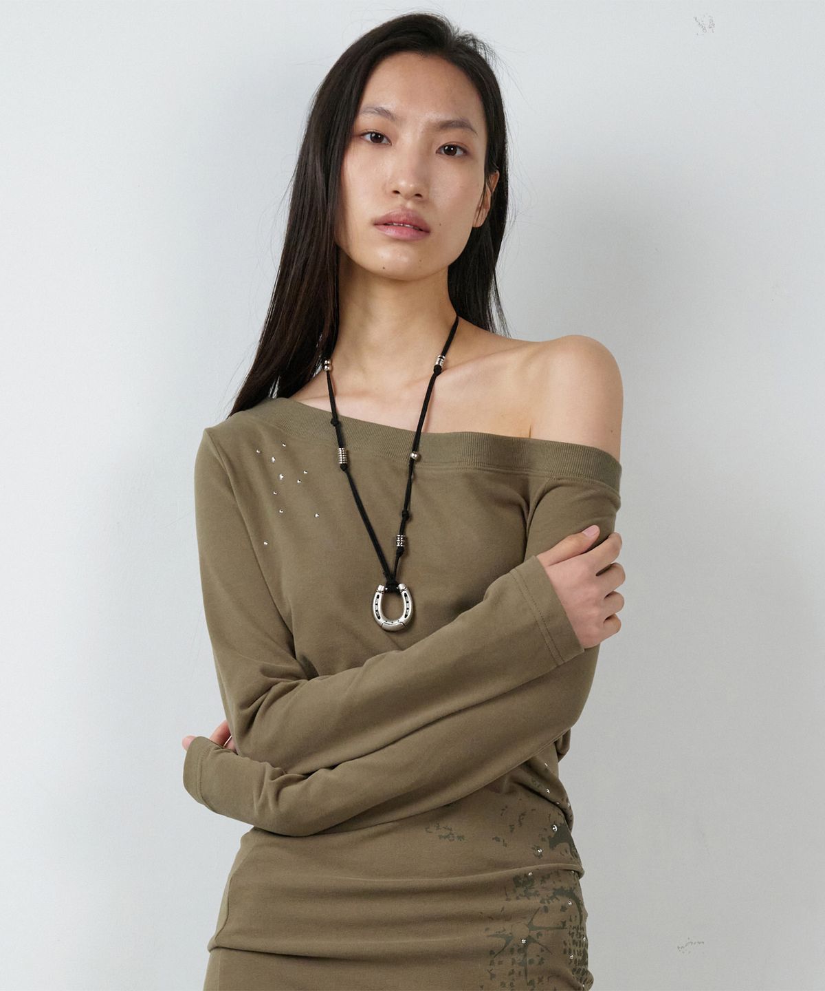 더바이닐하우스(THEVINYLHOUSE) OFF SHOULDER ONE-PIECE(W) OLIVE
