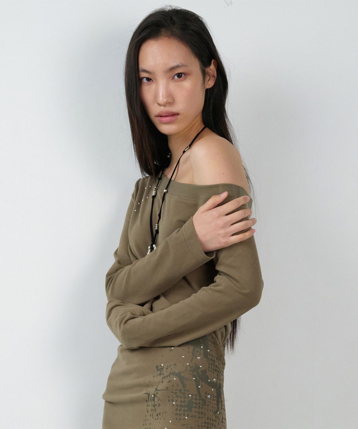 더바이닐하우스(THEVINYLHOUSE) OFF SHOULDER ONE-PIECE(W) OLIVE
