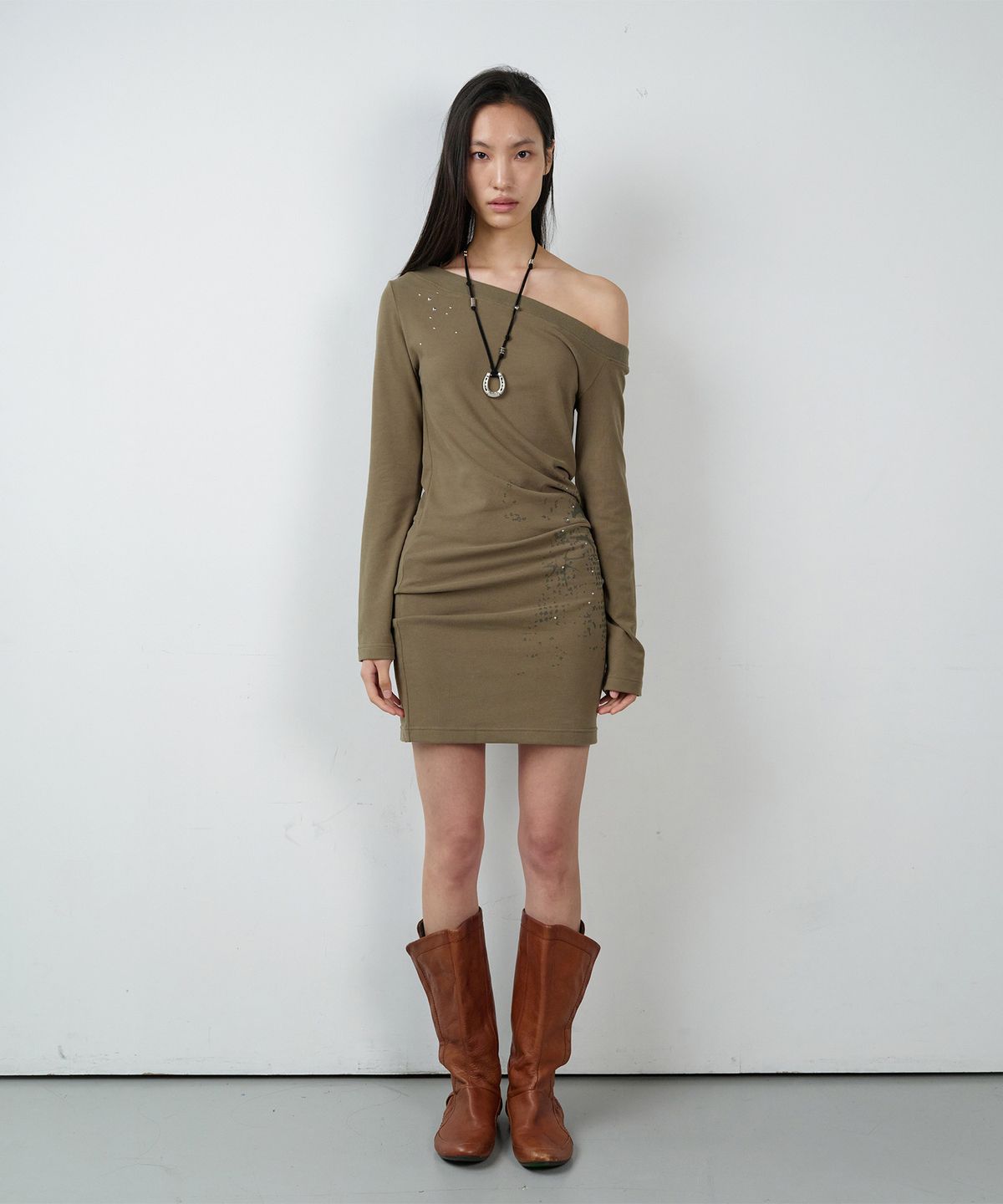 더바이닐하우스(THEVINYLHOUSE) OFF SHOULDER ONE-PIECE(W) OLIVE