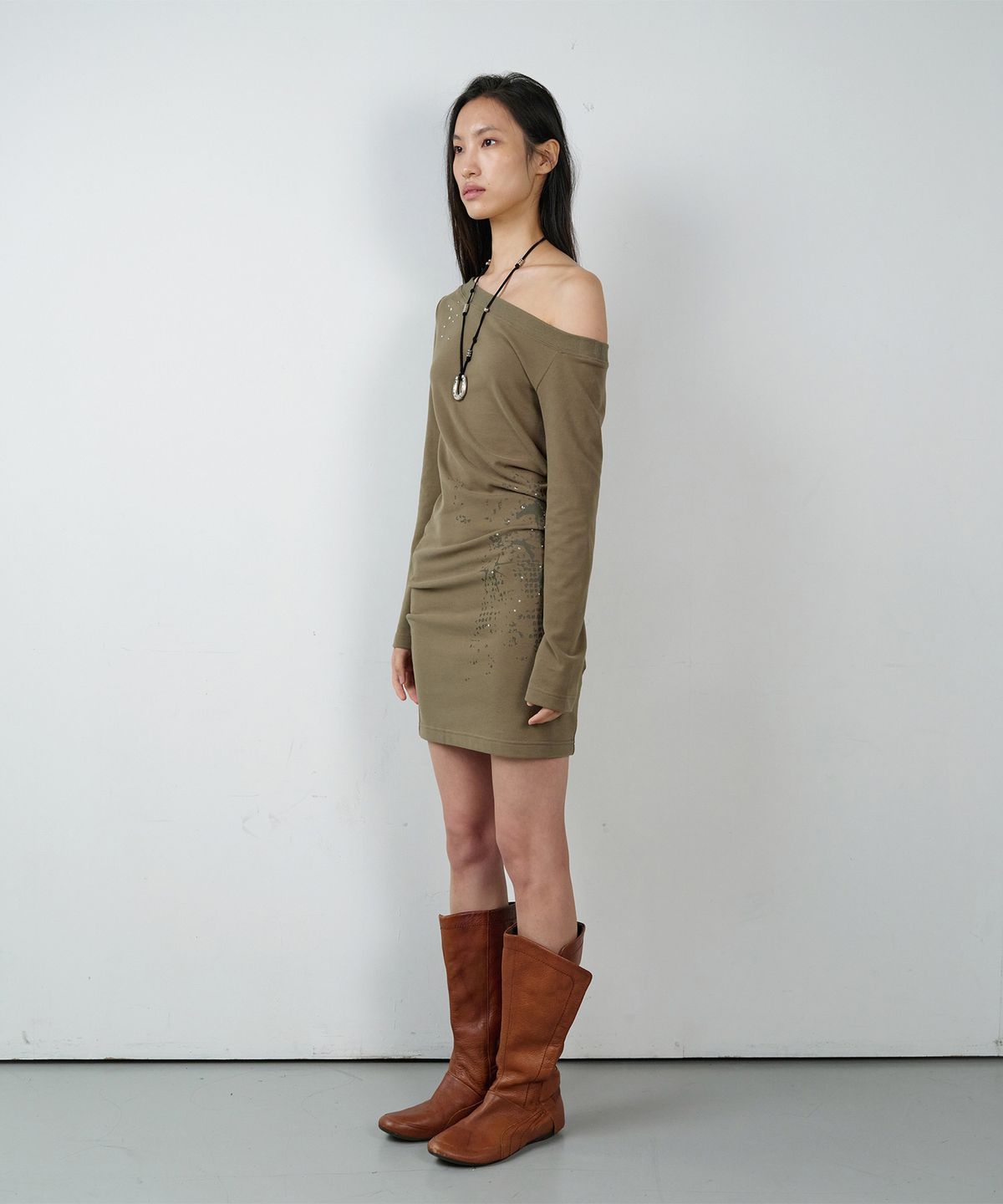 더바이닐하우스(THEVINYLHOUSE) OFF SHOULDER ONE-PIECE(W) OLIVE