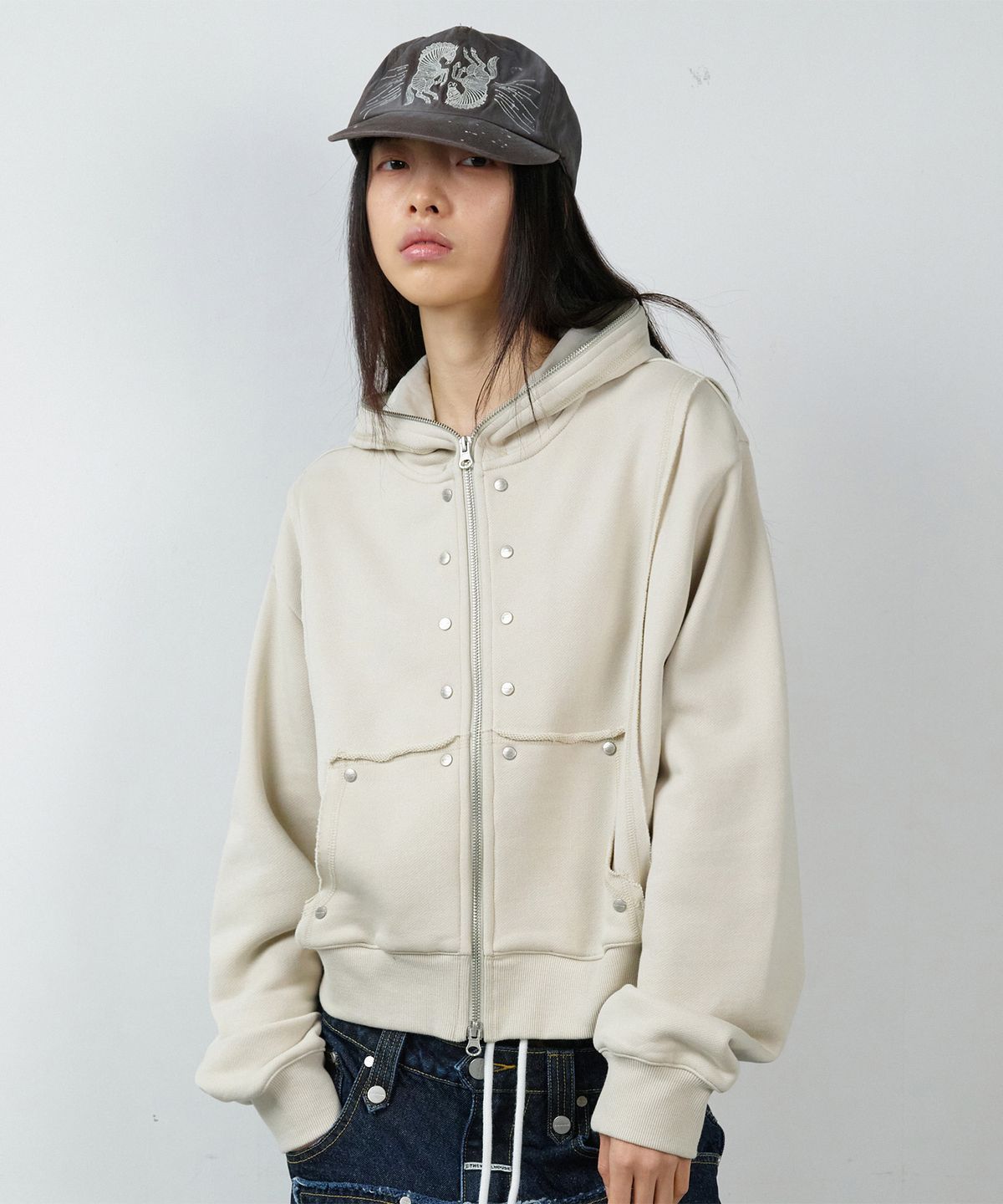 더바이닐하우스(THEVINYLHOUSE) STUDDED FULL ZIP-UP HOODIE (W) BEIGE