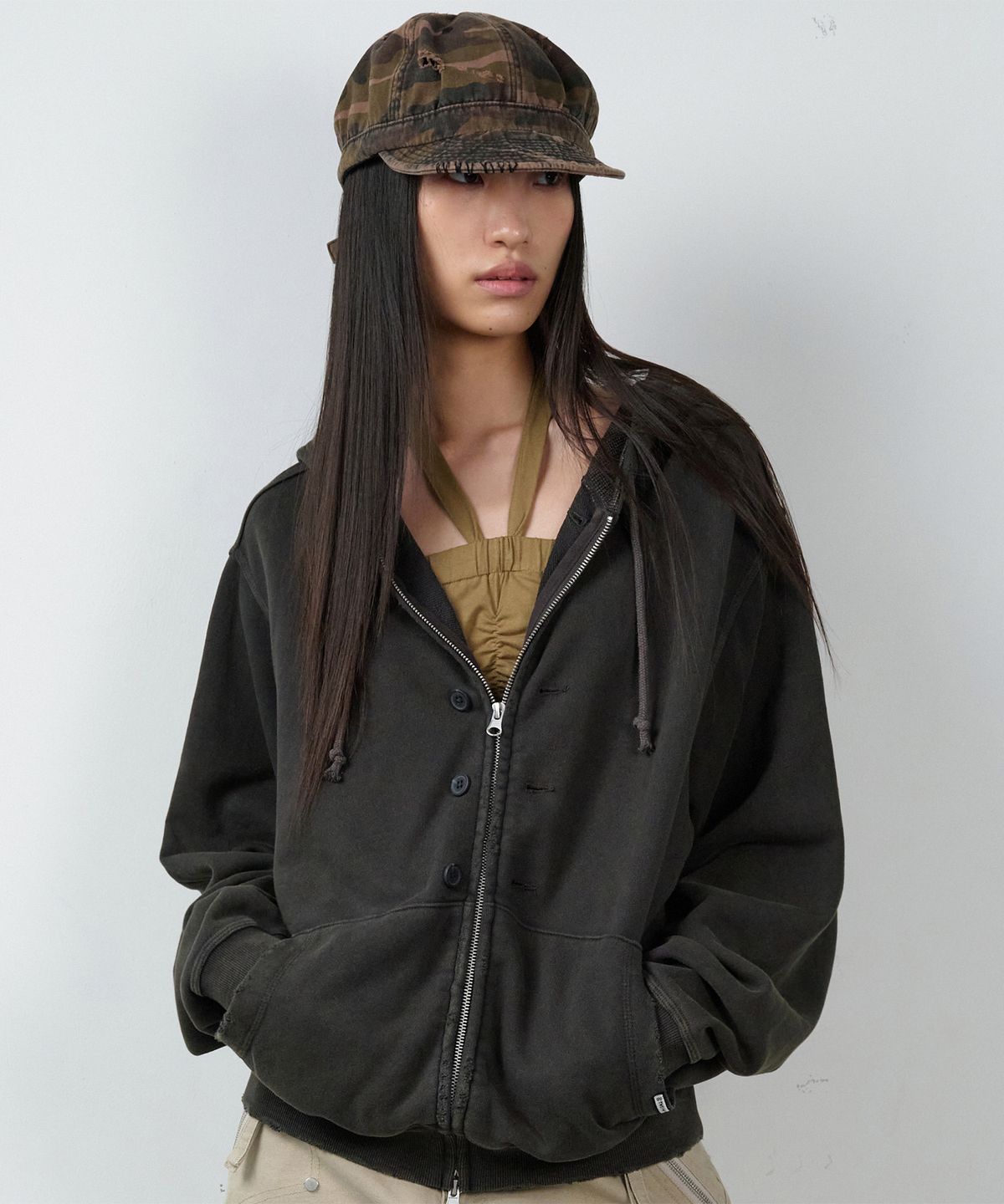 더바이닐하우스(THEVINYLHOUSE) BUTTON WASHED HOODIE ZIP-UP CHARCOAL