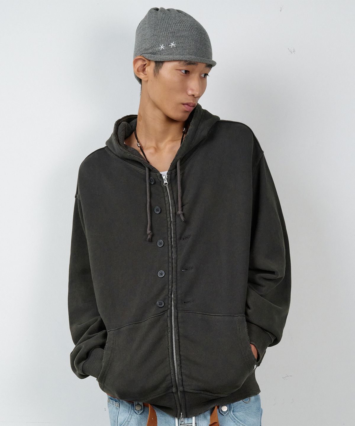 더바이닐하우스(THEVINYLHOUSE) BUTTON WASHED HOODIE ZIP-UP CHARCOAL