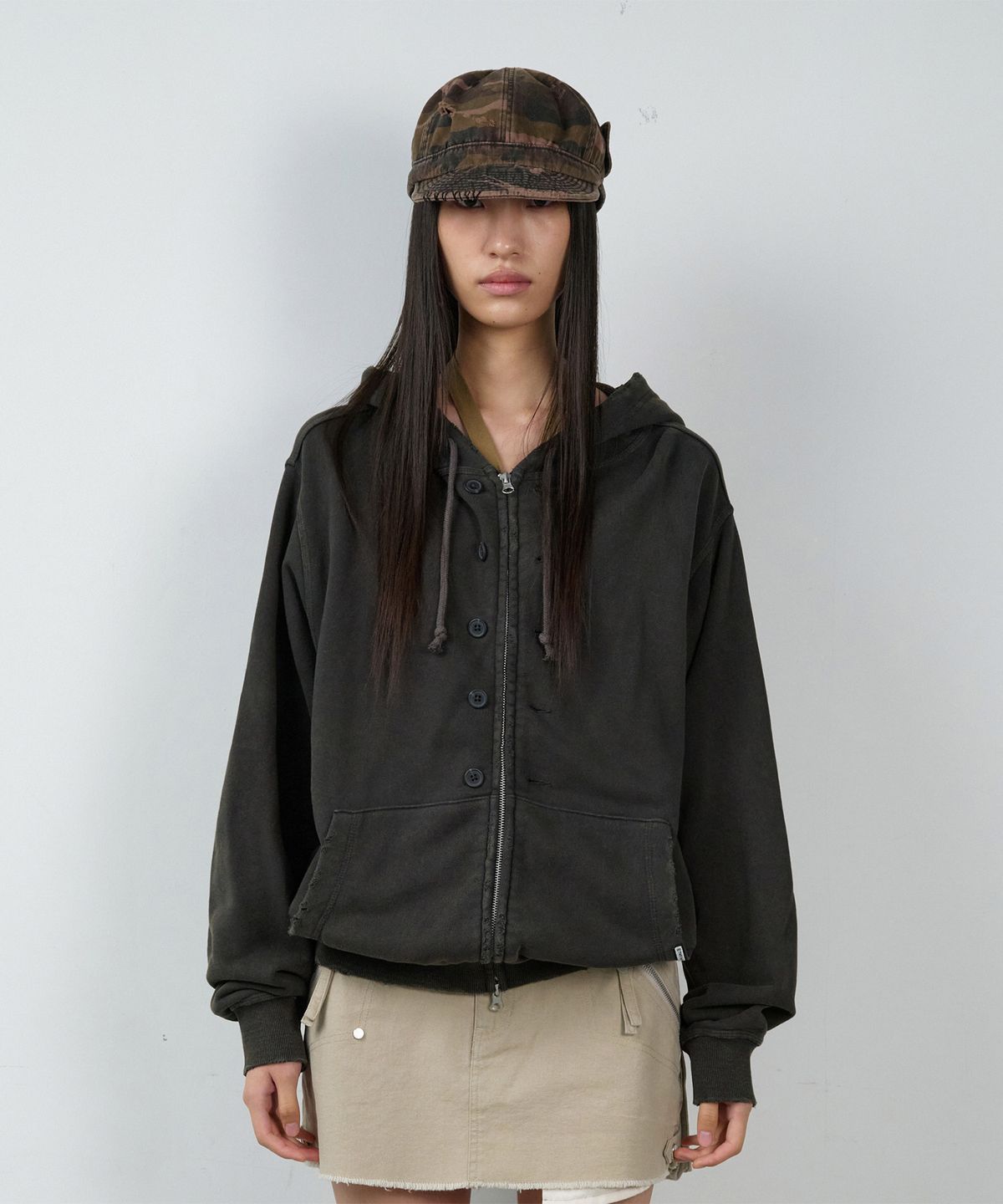 더바이닐하우스(THEVINYLHOUSE) BUTTON WASHED HOODIE ZIP-UP CHARCOAL