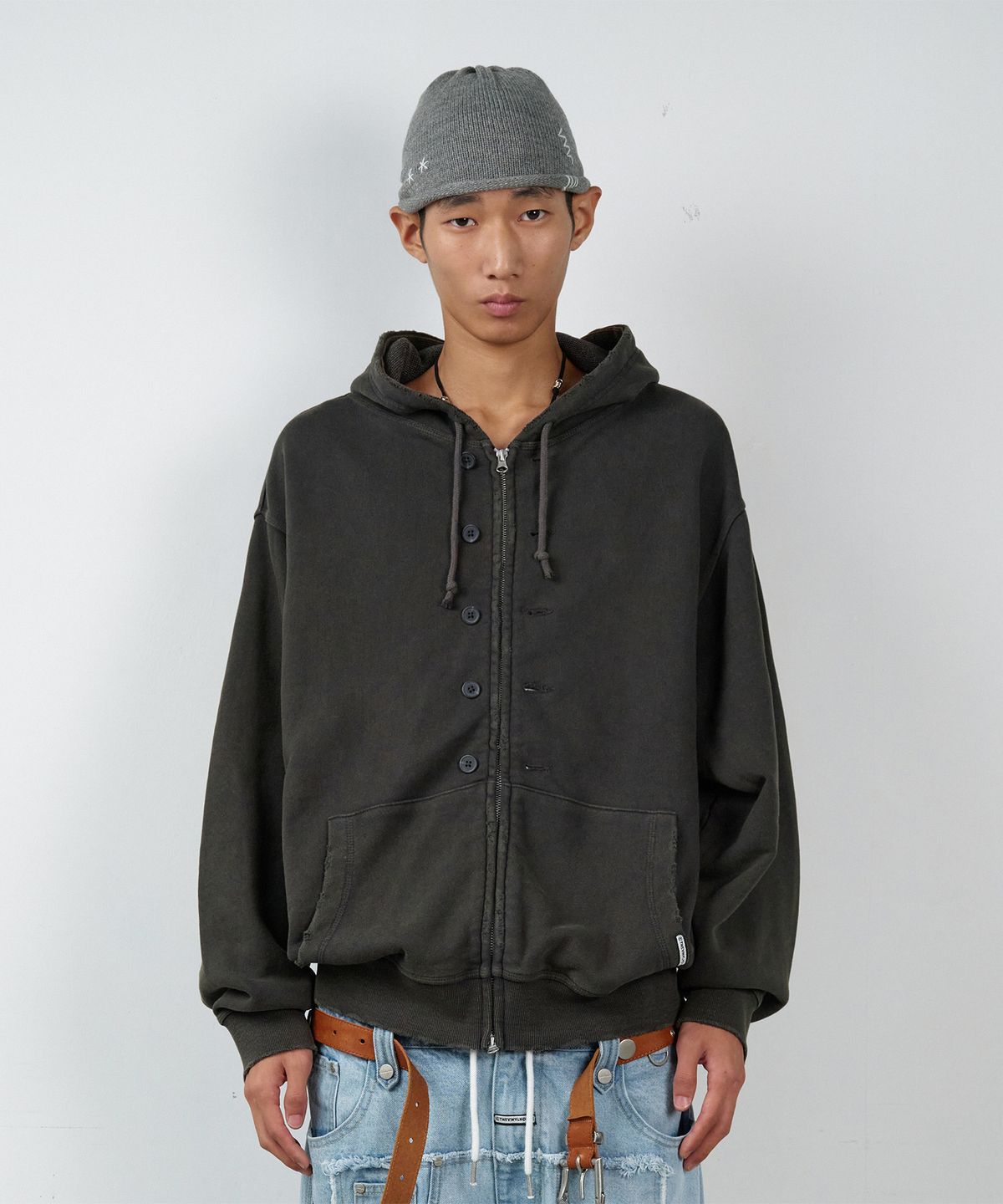 더바이닐하우스(THEVINYLHOUSE) BUTTON WASHED HOODIE ZIP-UP CHARCOAL