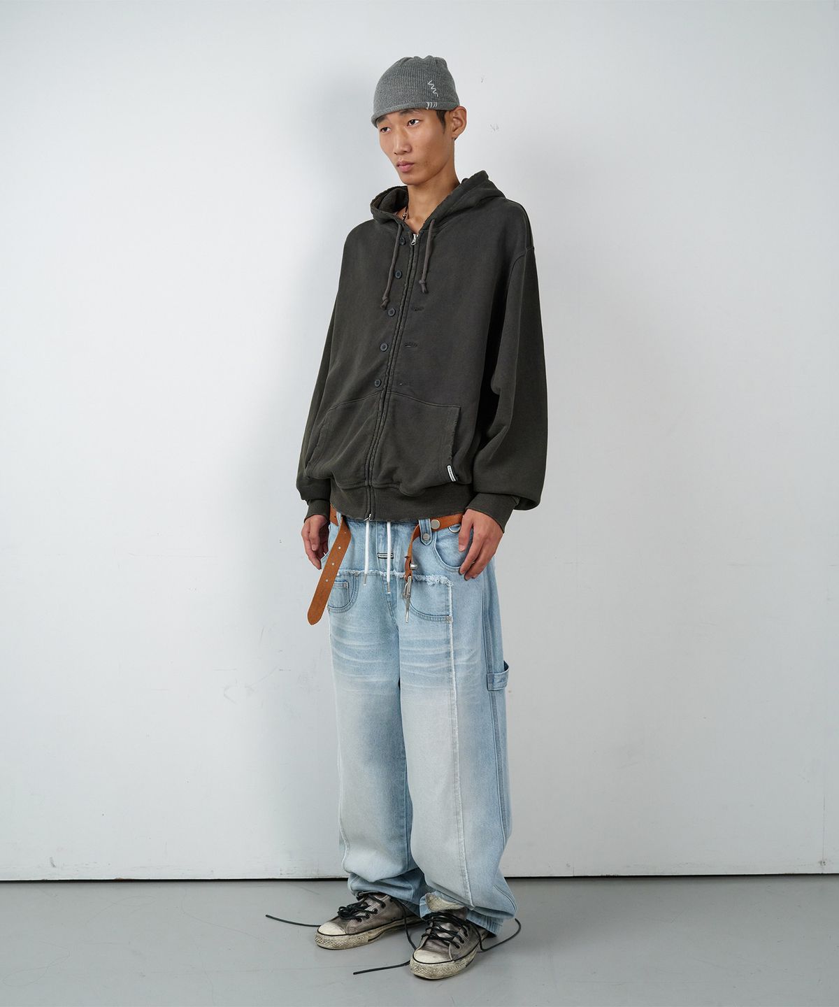 더바이닐하우스(THEVINYLHOUSE) BUTTON WASHED HOODIE ZIP-UP CHARCOAL