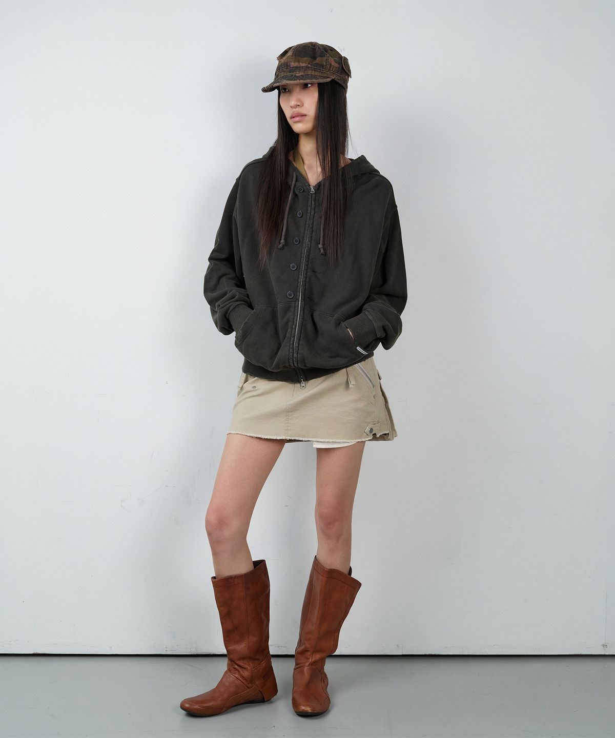 더바이닐하우스(THEVINYLHOUSE) BUTTON WASHED HOODIE ZIP-UP CHARCOAL