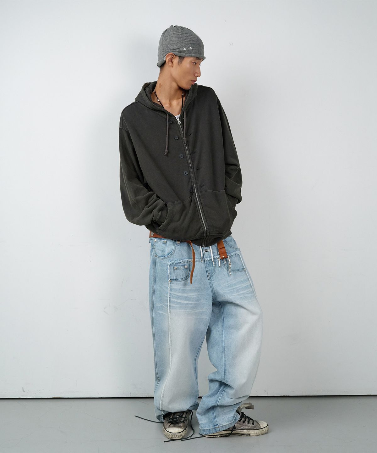 더바이닐하우스(THEVINYLHOUSE) BUTTON WASHED HOODIE ZIP-UP CHARCOAL