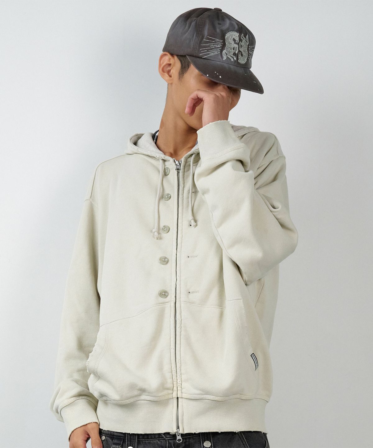 더바이닐하우스(THEVINYLHOUSE) BUTTON WASHED HOODIE ZIP-UP BEIGE