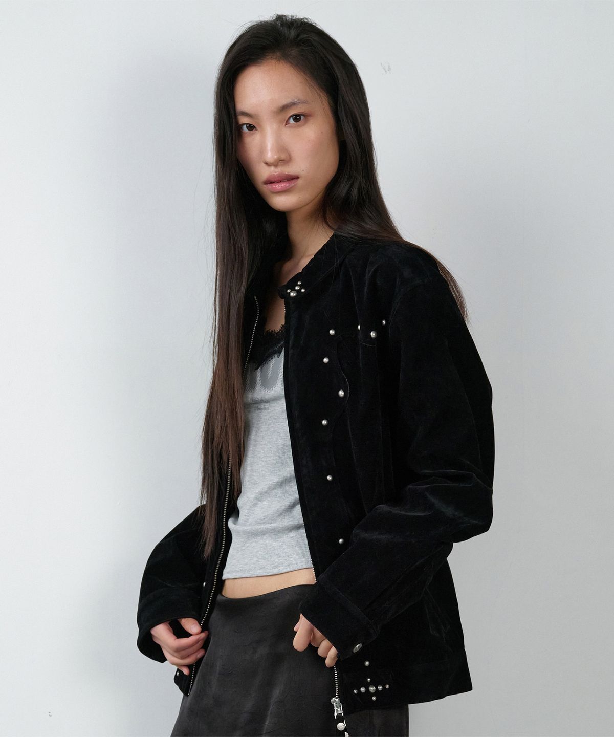 더바이닐하우스(THEVINYLHOUSE) STUDDED SUEDE JACKET BLACK