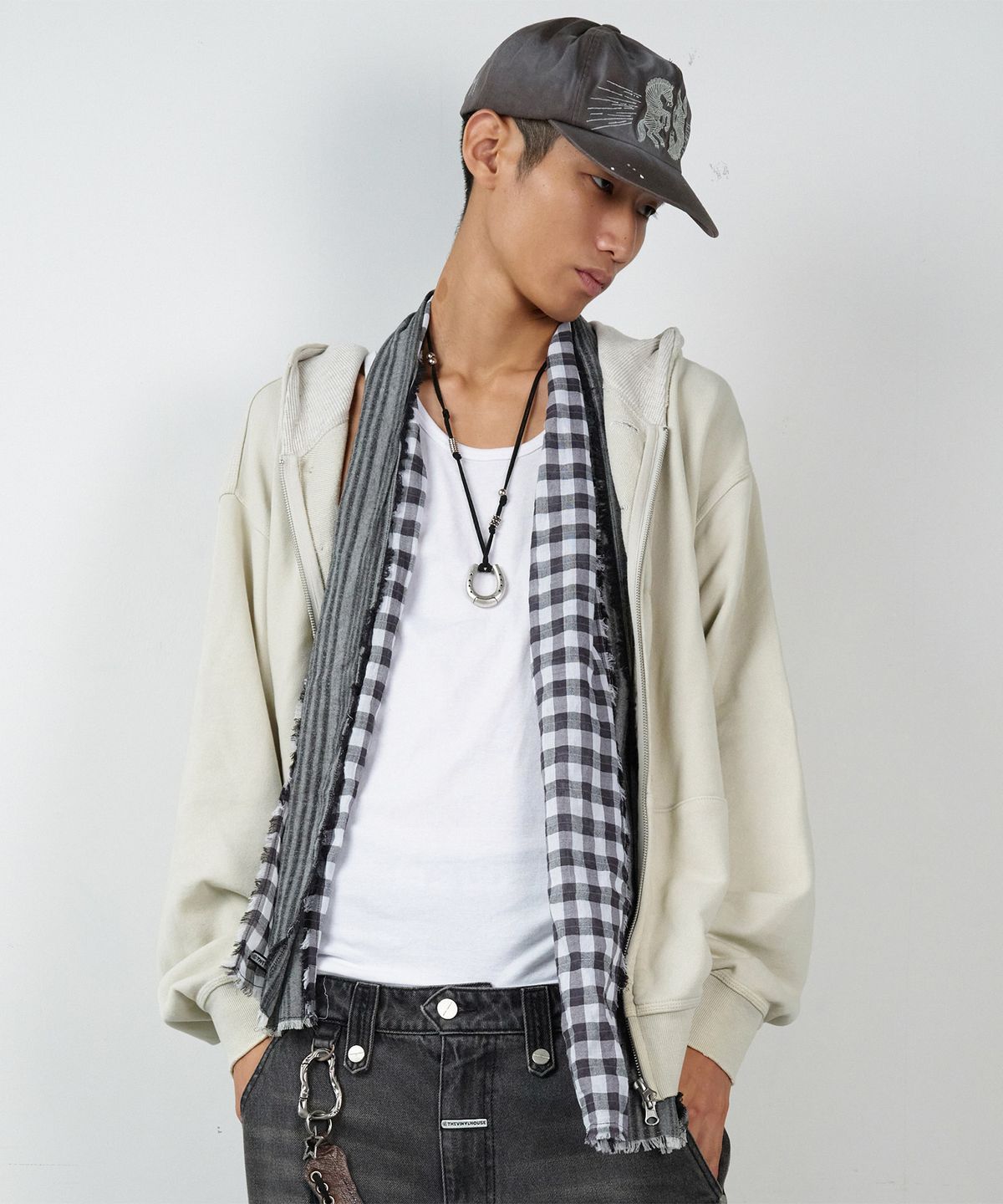 더바이닐하우스(THEVINYLHOUSE) FRINGE MULTI SCARF BLACK