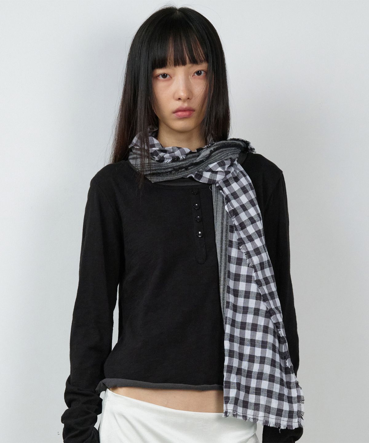 더바이닐하우스(THEVINYLHOUSE) FRINGE MULTI SCARF BLACK