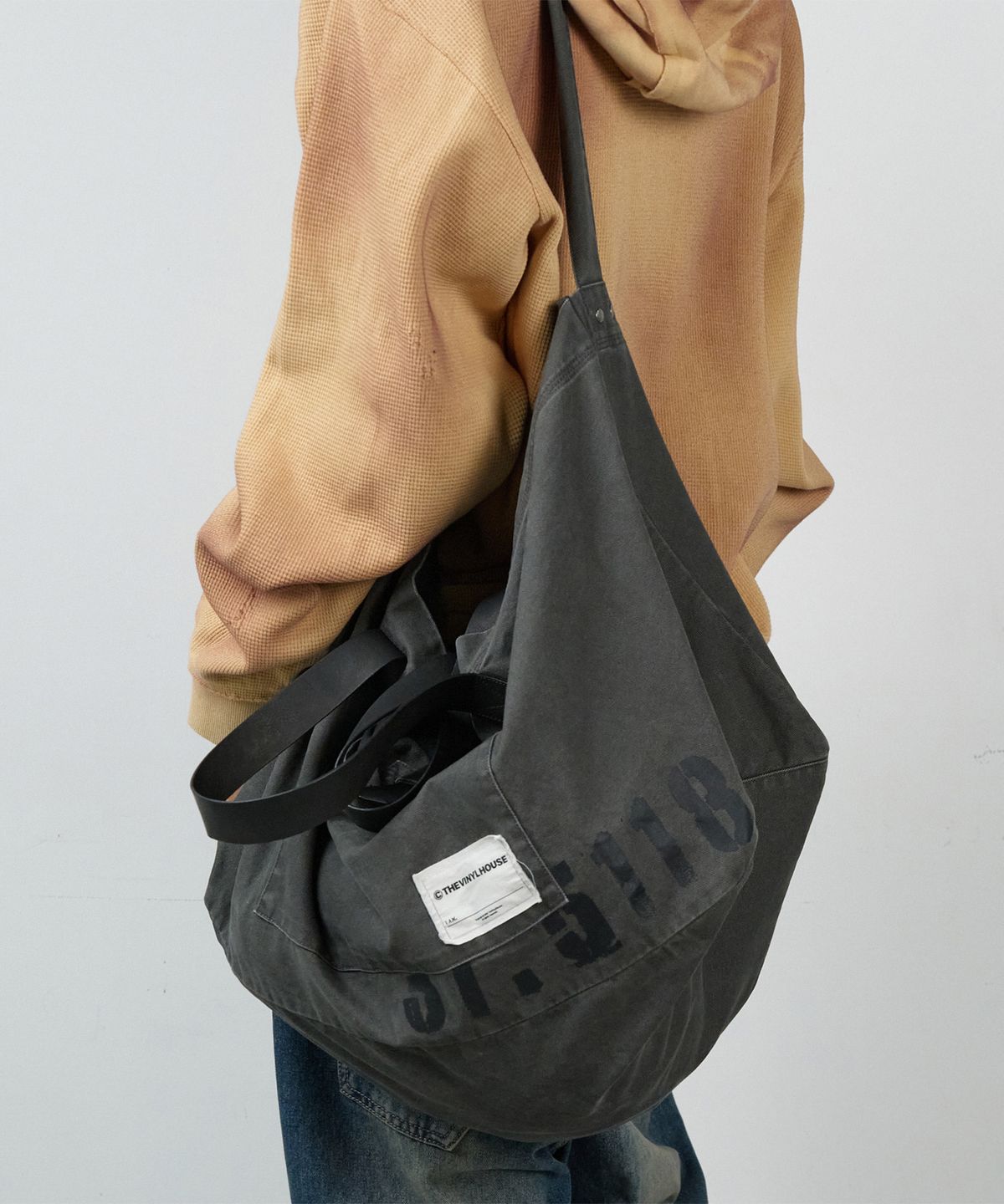 더바이닐하우스(THEVINYLHOUSE) SADDLE BIG BAG CHARCOAL
