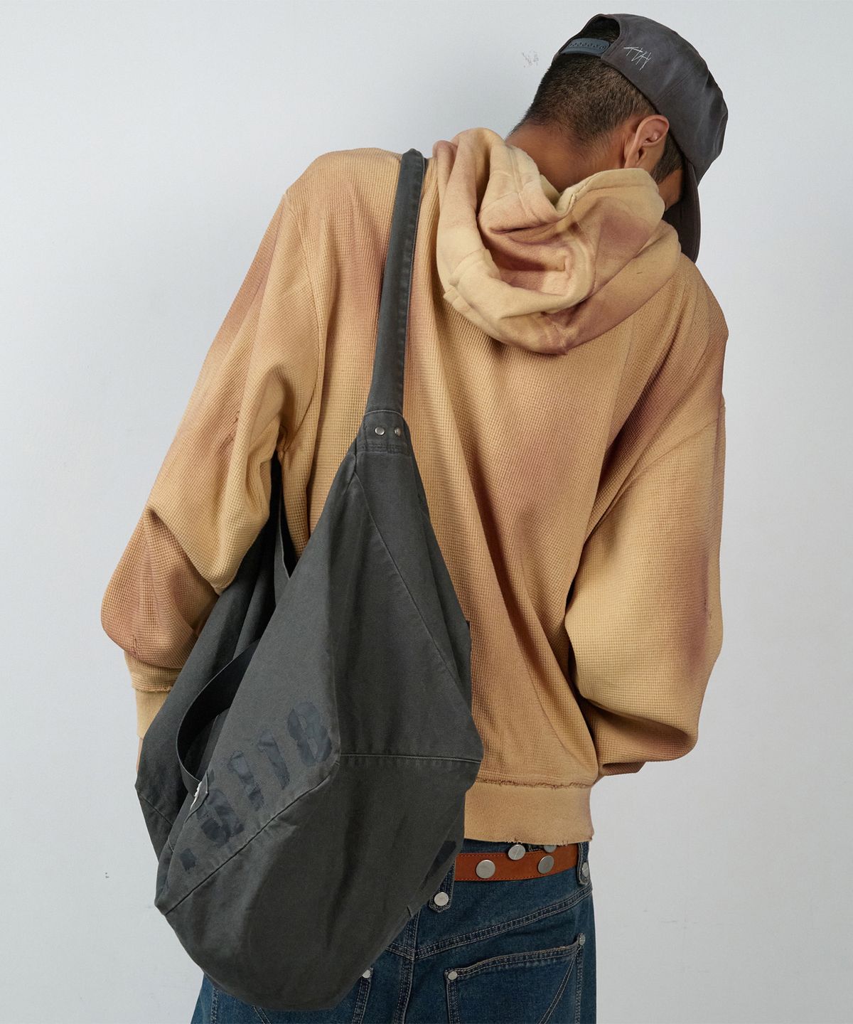 더바이닐하우스(THEVINYLHOUSE) SADDLE BIG BAG CHARCOAL