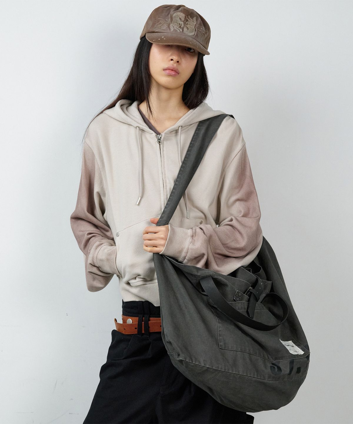더바이닐하우스(THEVINYLHOUSE) SADDLE BIG BAG CHARCOAL