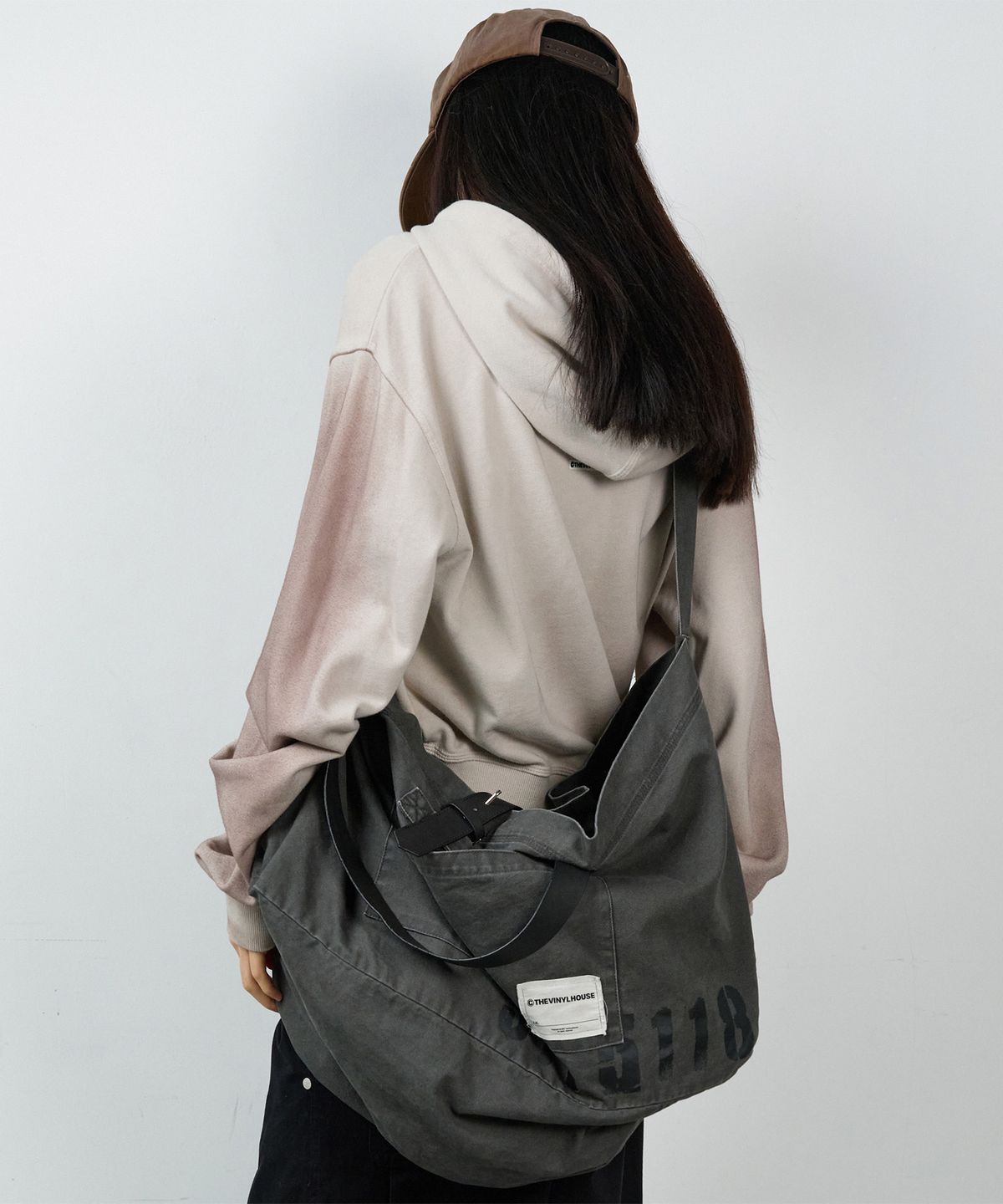 더바이닐하우스(THEVINYLHOUSE) SADDLE BIG BAG CHARCOAL