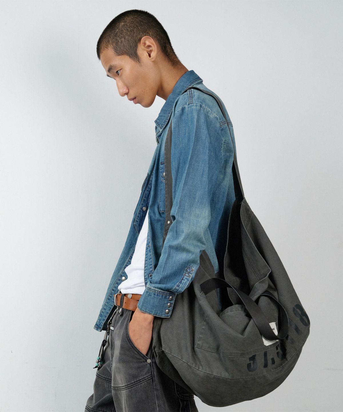 더바이닐하우스(THEVINYLHOUSE) SADDLE BIG BAG CHARCOAL