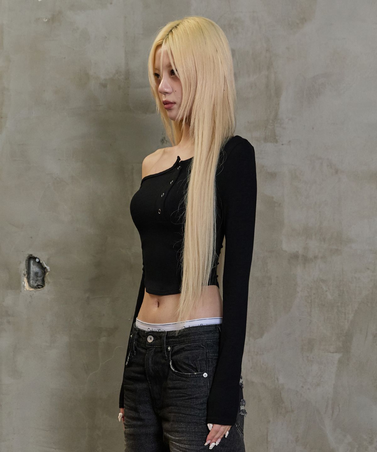 코더블테이지(CODOUBLETAG2) 메탈 스냅 오프숄더 리브드 탑 - BLACK