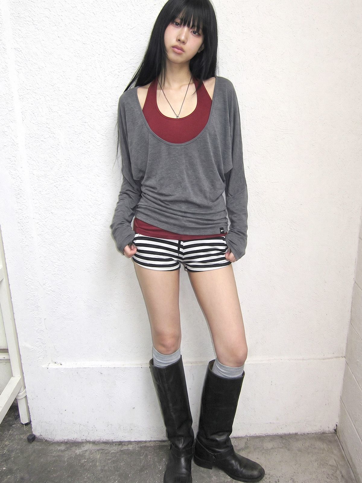 바운더리(BOUNDARY) GLAM INNER TOP LAYERED DEEP U-NECK LONG SLEEVE TOP CHARCOAL GRAY