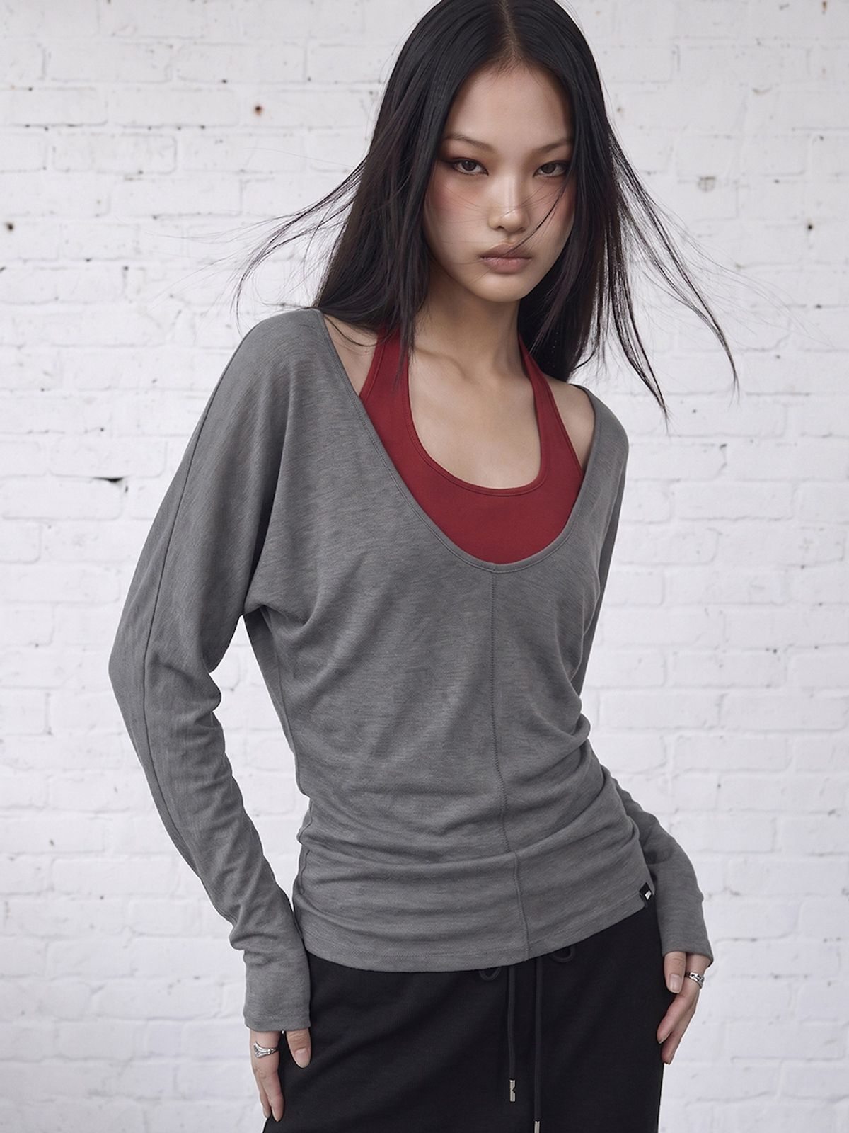 바운더리(BOUNDARY) GLAM INNER TOP LAYERED DEEP U-NECK LONG SLEEVE TOP CHARCOAL GRAY