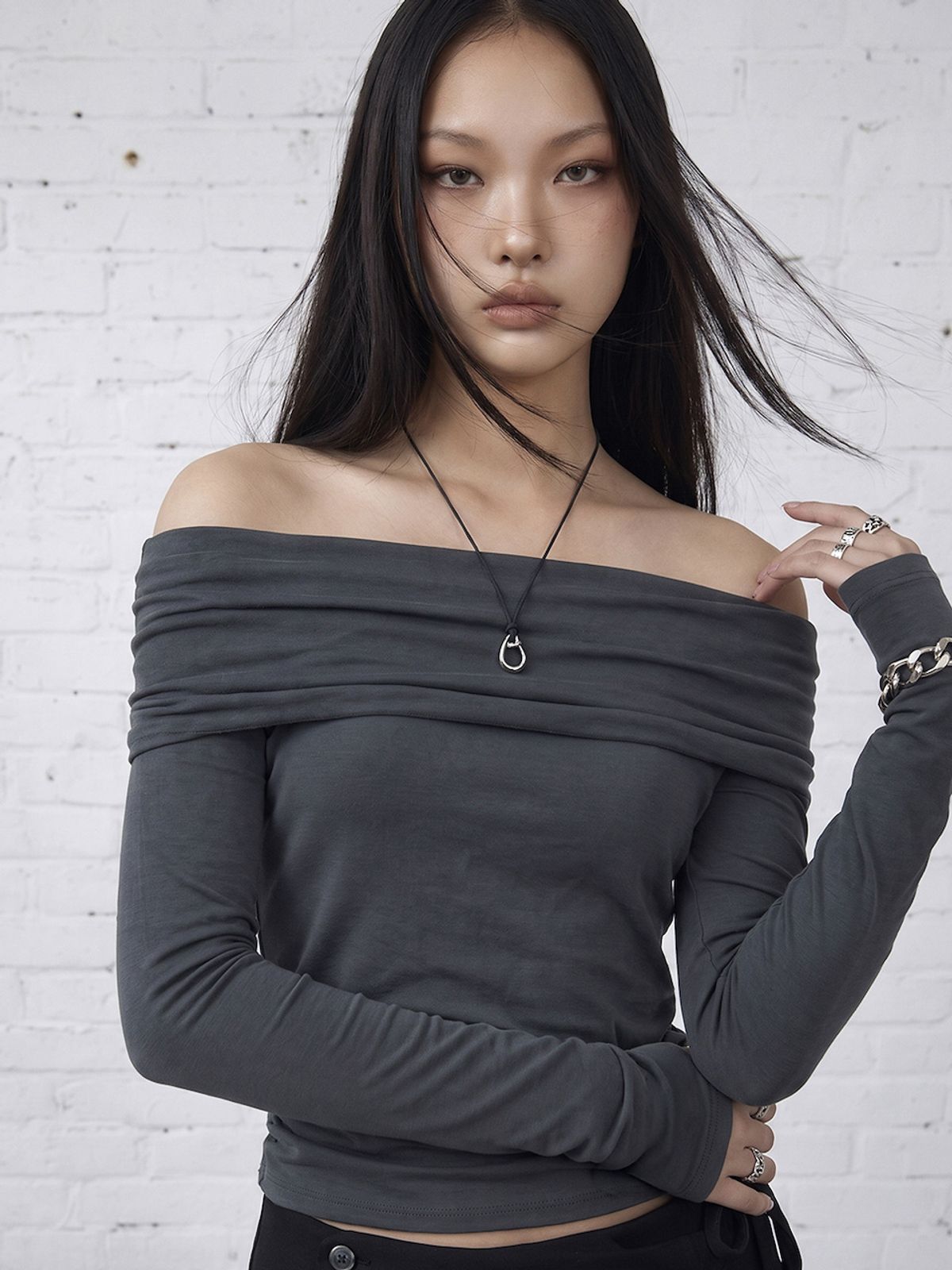 바운더리(BOUNDARY) GLAM OFF SHOULDER LONG SLEEVE TEE DARK GRAY