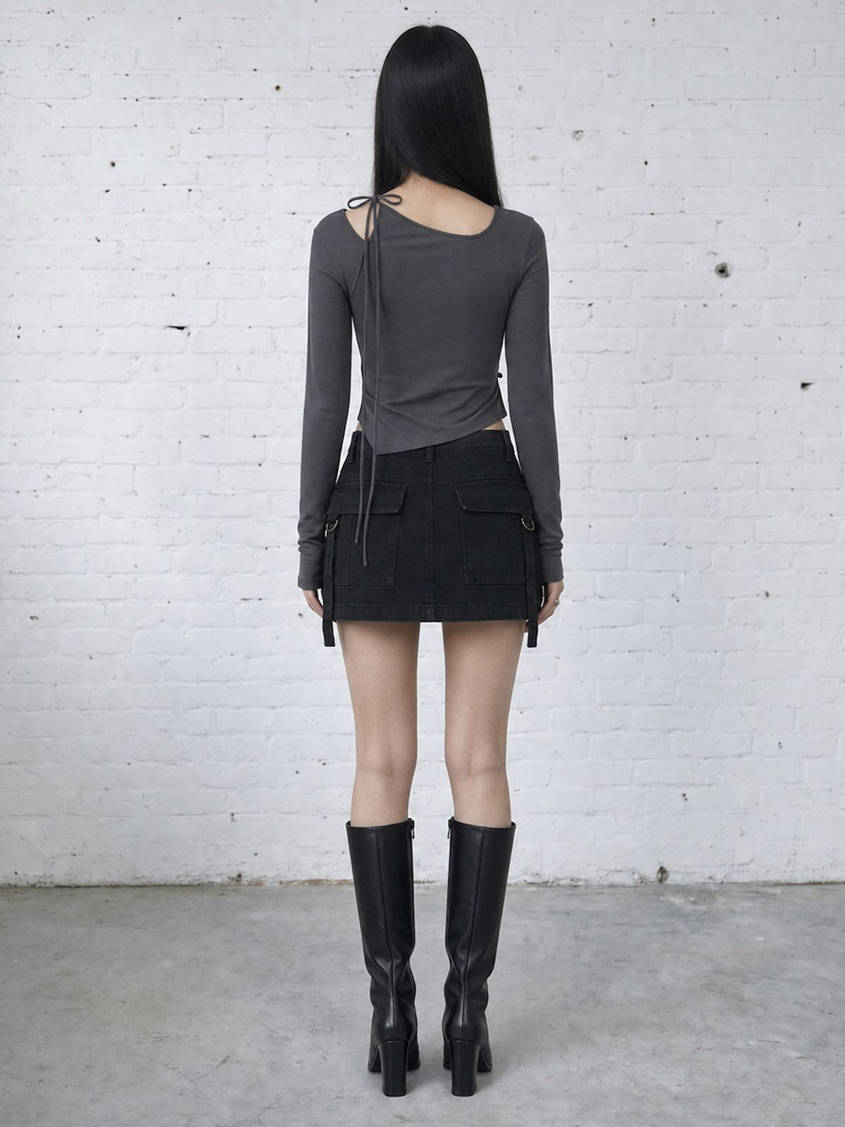 바운더리(BOUNDARY) GLAM SHOULDER CUT OUT TIE STRAP TEE DARK GRAY