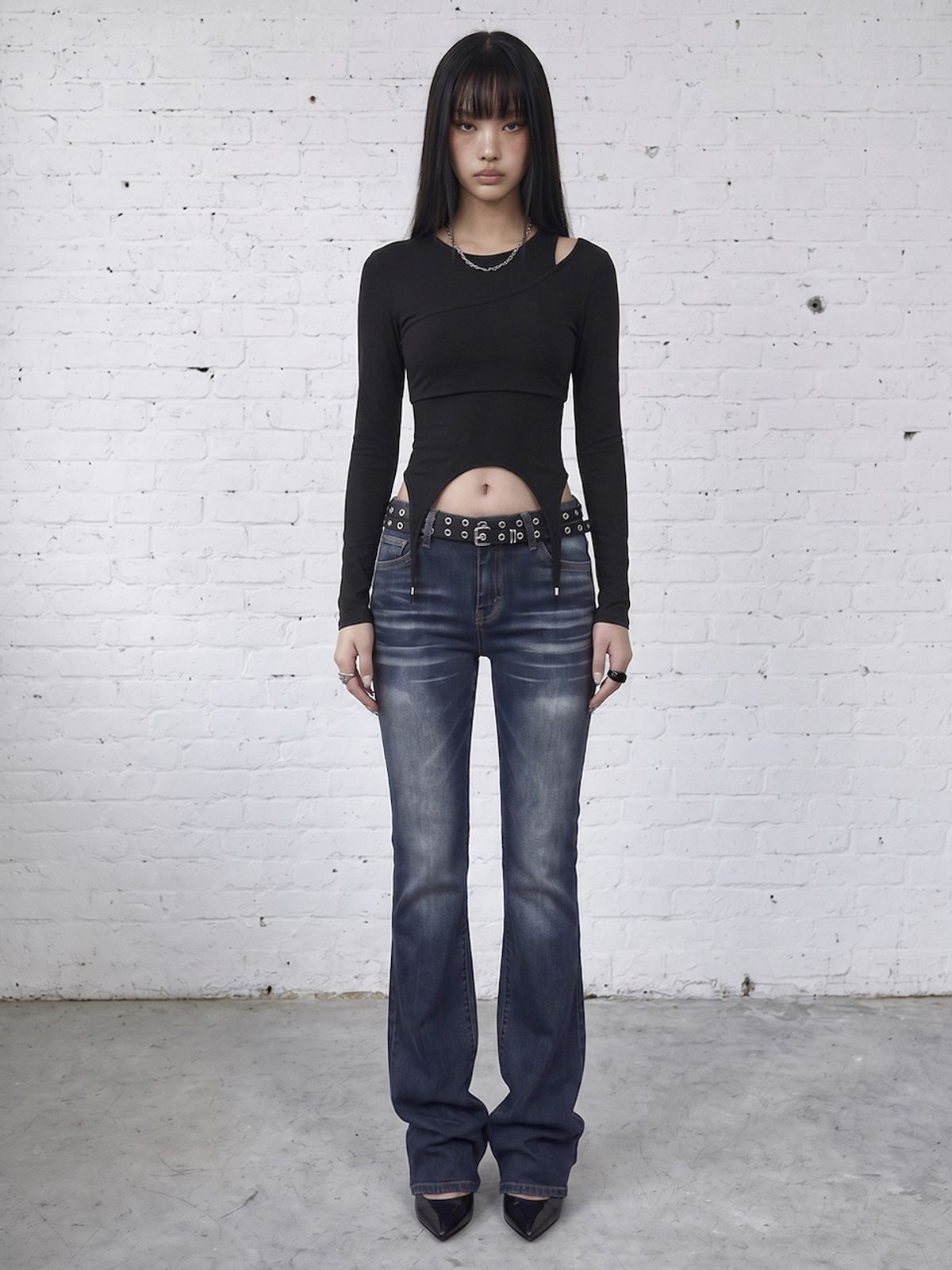 바운더리(BOUNDARY) GLAM SHOULDER CUT OUT GARTER STRAP FITTED TEE BLACK