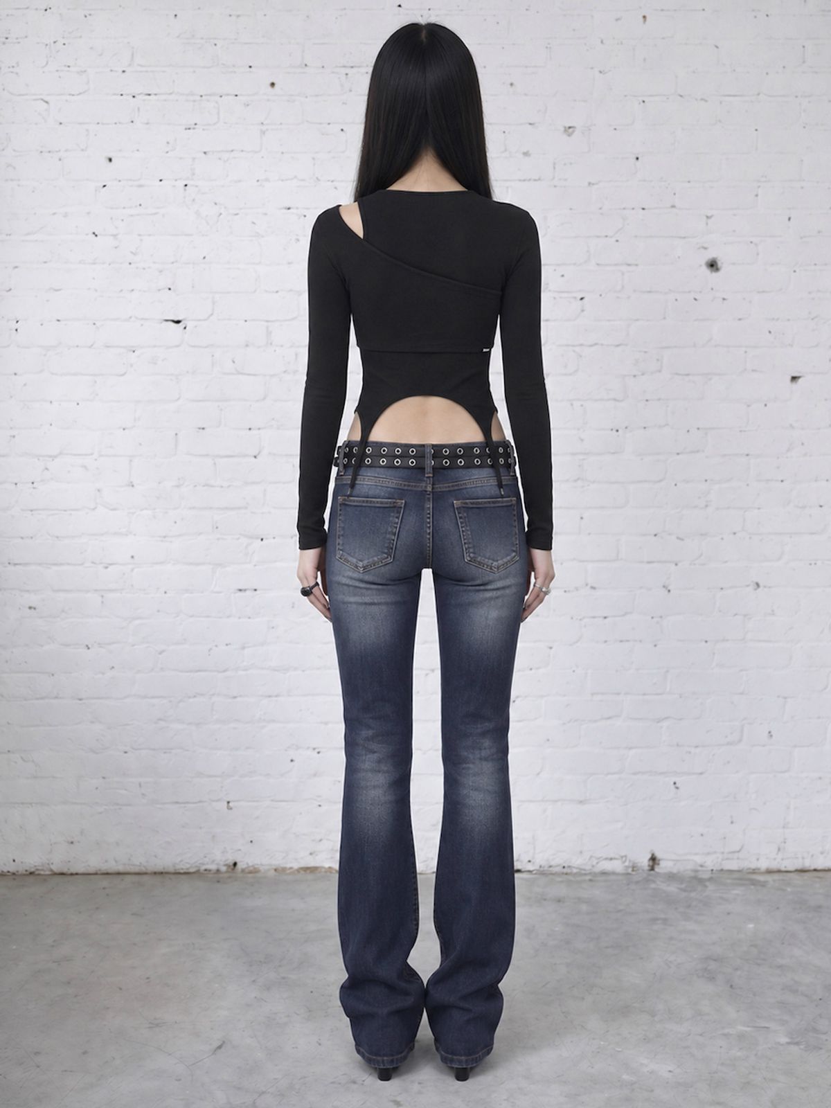 바운더리(BOUNDARY) GLAM SHOULDER CUT OUT GARTER STRAP FITTED TEE BLACK