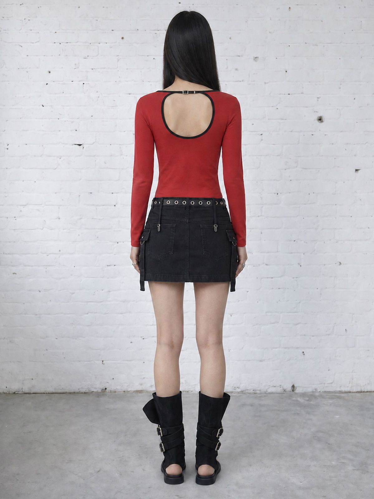 바운더리(BOUNDARY) GLAM OPEN-BACK GARTER STRAP LONG SLEEVE TEE RED