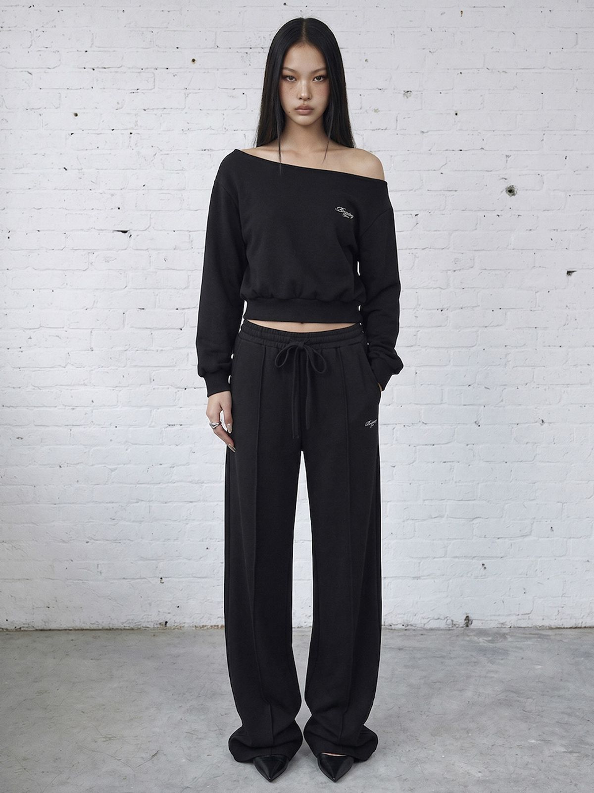 바운더리(BOUNDARY) GLAM CUT OFF ONE SHOULDER SWEATSHIRT BLACK
