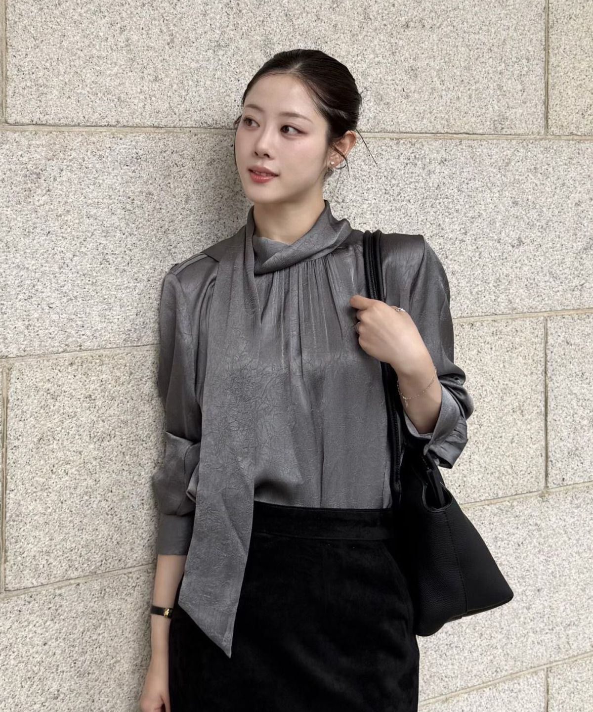 르세지엠(LESEIZEME) Classic Satin Tie Drape Blouse - Gray