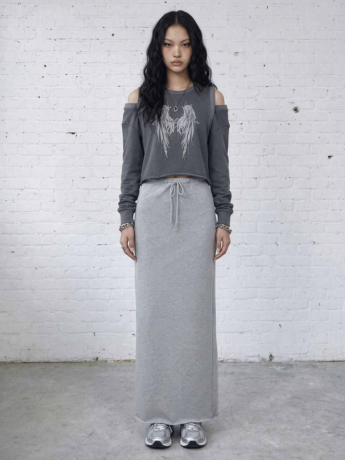 바운더리(BOUNDARY) GLAM SHOULDER CUT OUT SWEATSHIRT DARK GRAY