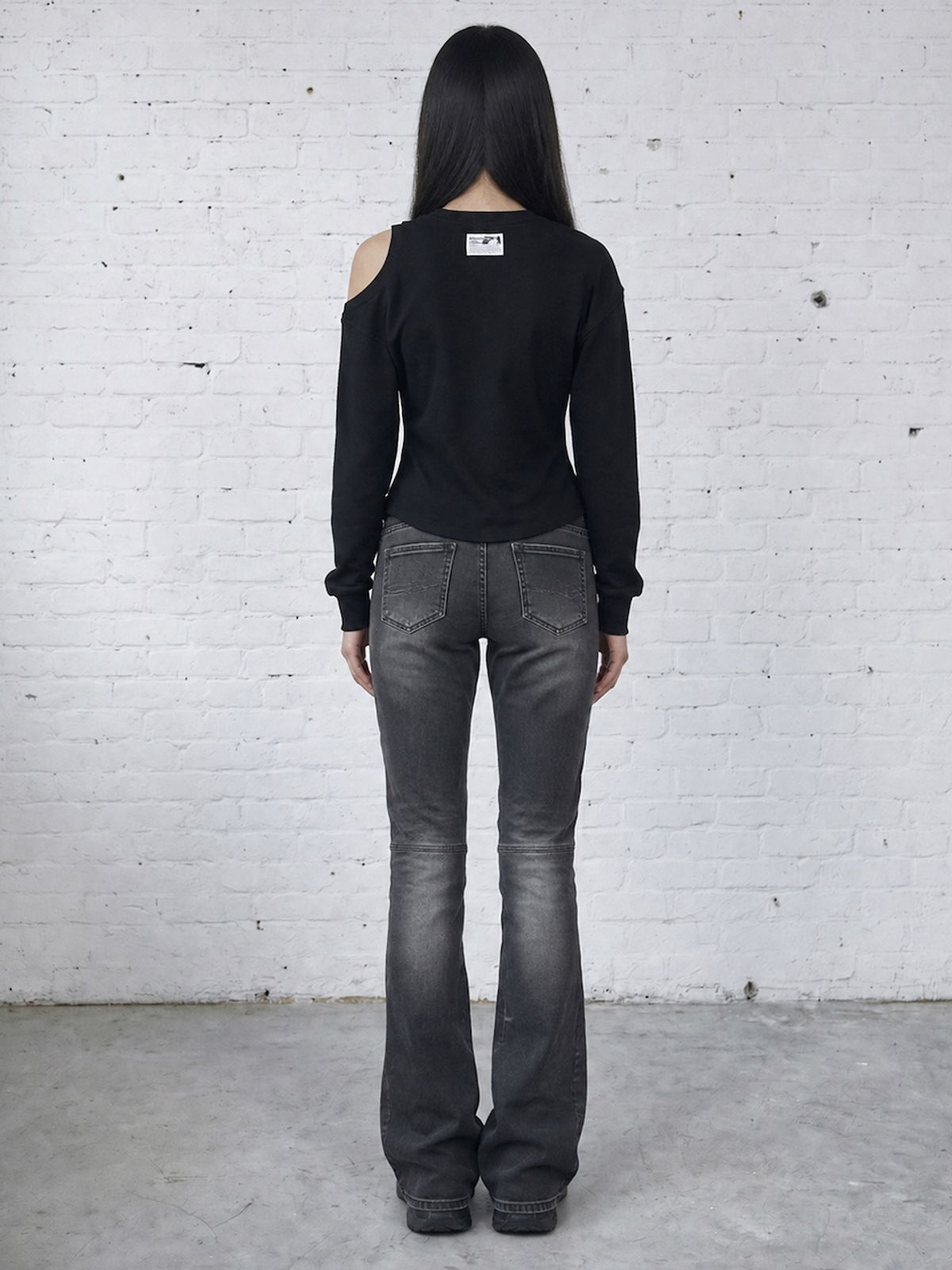 바운더리(BOUNDARY) GLAM ONE SHOULDER CUT OUT SWEATSHIRT WITH CHAIN BLACK